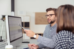 Zwei Personen besprechen eine Auswertung am Computer